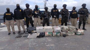 La Fiscalía Especial Contra el Crimen Organizado (FESCCO) y la Agencia Técnica de Investigación Criminal (ATIC) dirigieron una operación antidrogas en altamar, donde se logró la incautación de 324 kilos de cocaína