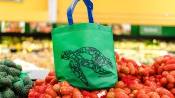 Walmart ha sacado de circulación 52.1 millones  de bolsas plásticas de un solo uso en Honduras