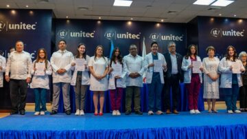 Estudiantes de la Facultad de Ciencias de la Salud de UNITEC reciben sus batas blancas