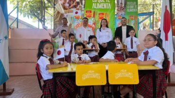 Frí…íto Natura´s renueva su compromiso con la educación a través de la donación de pupitres