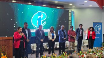 COLPROSUMAH entregó a los candidatos presidenciales las bases filosóficas del nuevo modelo educativo de Honduras