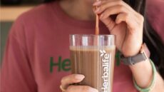 Nueva pirámide alimentaria: Estados Unidos redefine sus guías nutricionales y prioriza las proteínas