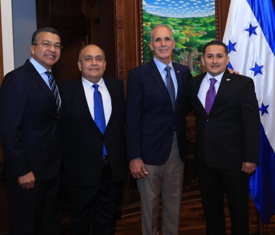 Presidente Asfura juramenta a miembros de Comisión Interventora del Inprema