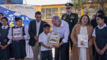 Gobierno inaugura año escolar 2026 con histórica entrega de libros en el CEB Centroamérica Este