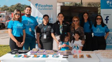 Fundación Ficohsa participa en la Feria de regreso a clases en Roatán, impulsando la educación desde la primera infancia
