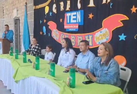 Frí…íto Natura´s renueva su compromiso con la educación a través de la donación de pupitres