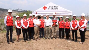 Cruz Roja Hondureña coloca primera piedra del nuevo Centro Nacional de Sangre en Tegucigalpa