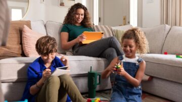 Flexibilidad e ingresos: el atractivo de la venta directa para miles de madres emprendedoras