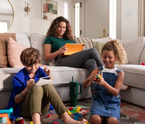 Flexibilidad e ingresos: el atractivo de la venta directa para miles de madres emprendedoras