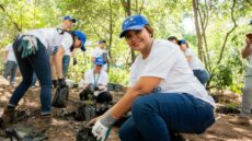 Voluntarios de Walmart cuidan el emblemático parque Juana Laínez de Tegucigalpa