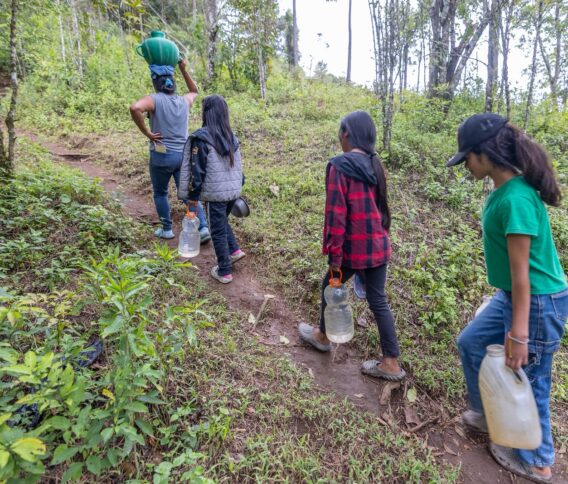 Comprar un latte de Starbucks puede apoyar a llevar agua potable a hogares de Lempira